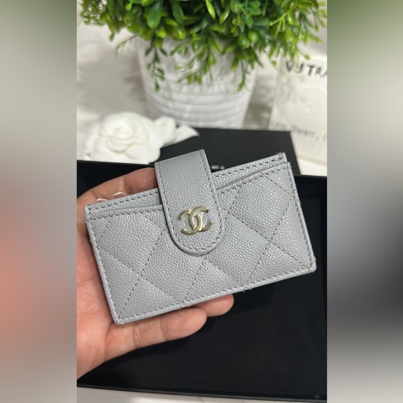 CHANEL 23B Snappy Card Holder in Light Gray Caviar - Picture 5 of 5